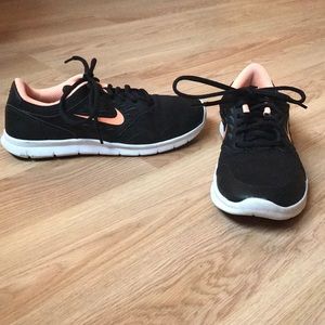 NIKE Black & Peach Tennis Shoes